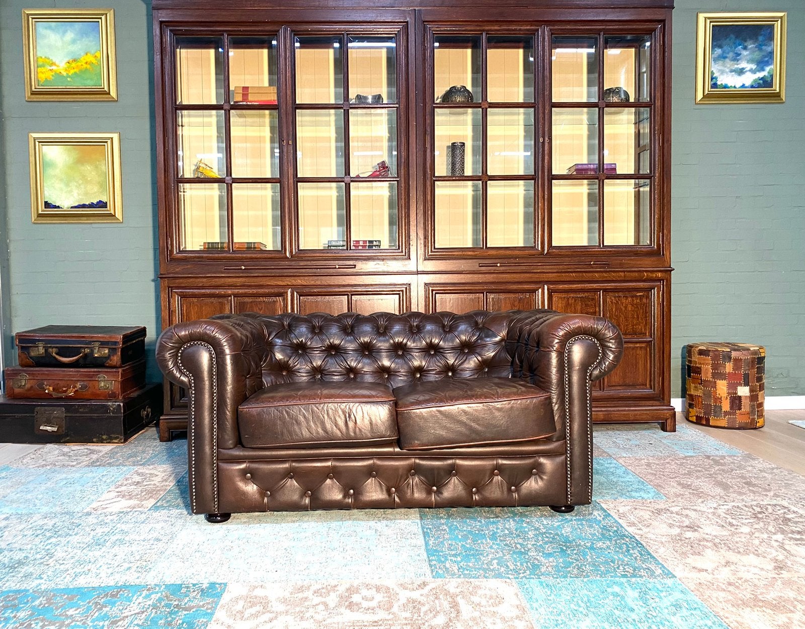 Engelse Chesterfield twee zit bank bruin, Ophalen, 125 cm of meer, Leer, Zo goed als nieuw