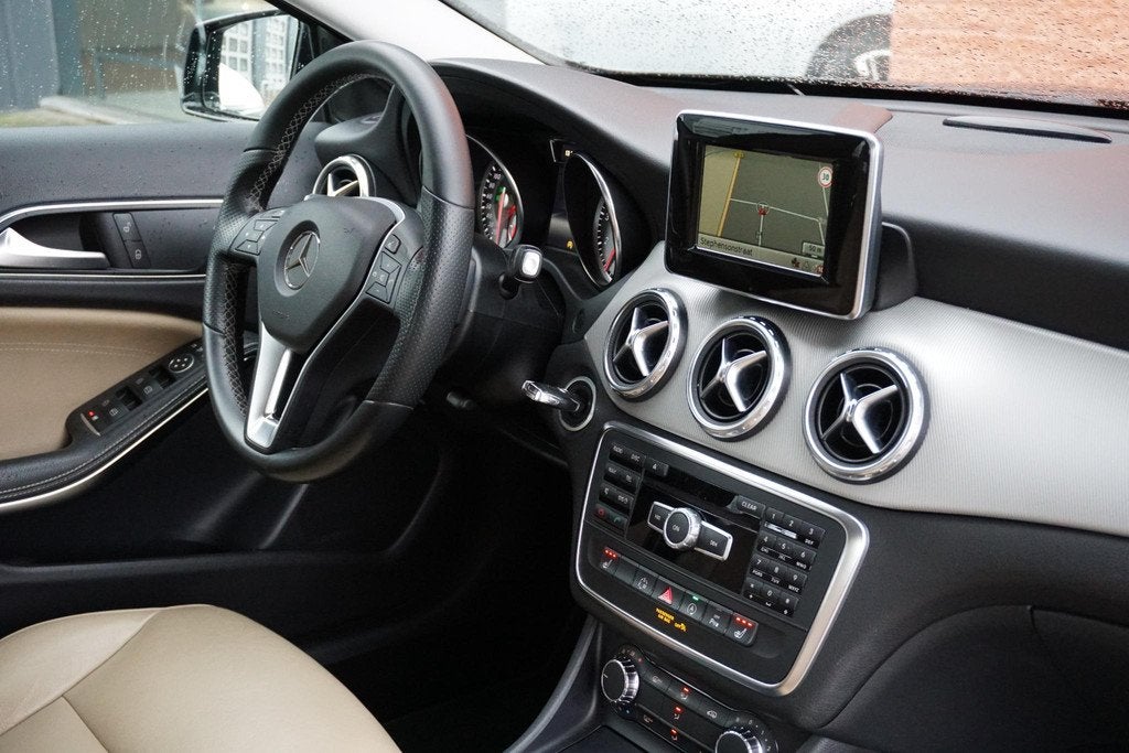 Mercedes-Benz GLA-klasse 180 Ambition + STOELVERWARMING / LE, Auto's, Mercedes-Benz, Gebruikt, 4 cilinders, 715 kg, 1595 cc