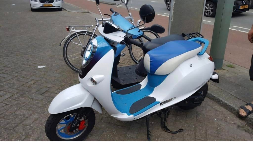 Scooter - Wit/Blauw, Onbekend, Maximaal 45 km/u, Ophalen of Verzenden, Zo goed als nieuw
