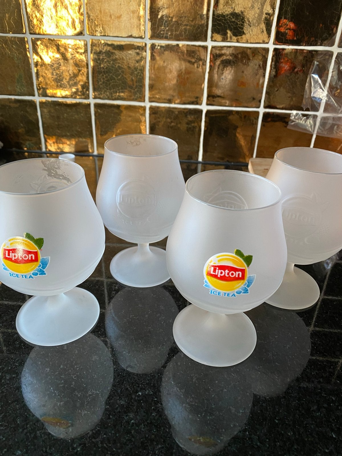 4 Lipton Ice Tea glazen op voet, Glas, Ophalen of Verzenden, Zo goed als nieuw, Wit