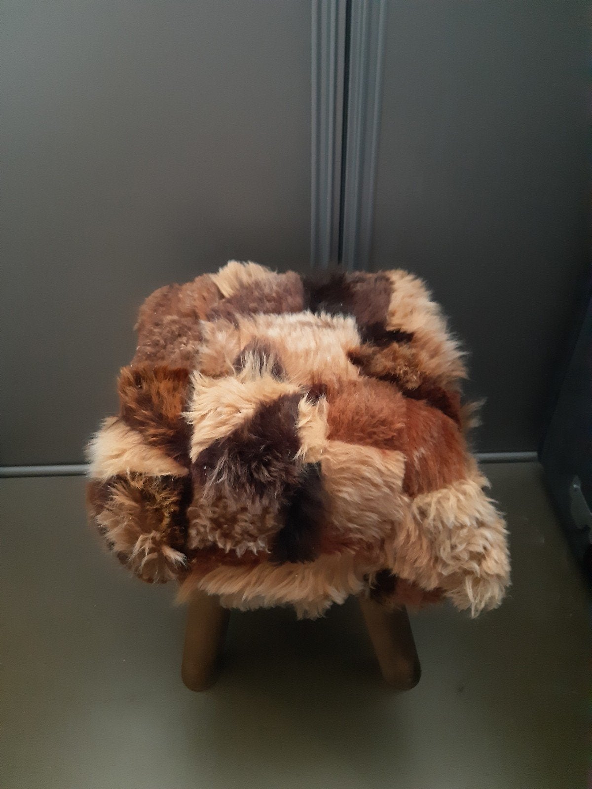 Decoratieve kruk met bontbekleding, Ophalen of Verzenden, Zo goed als nieuw, Hout