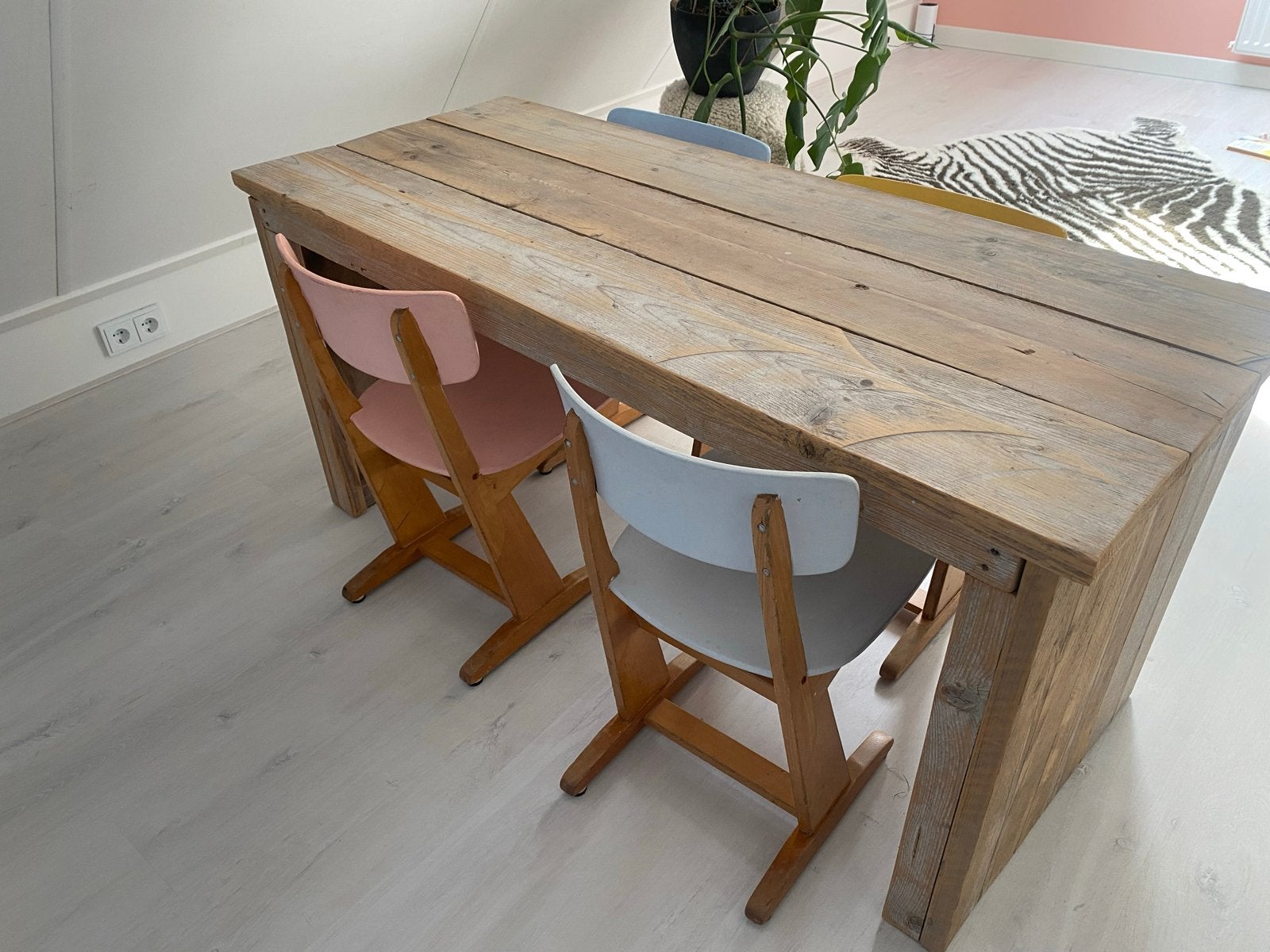 Steigerhouten speeltafel met 4 gekleurde kinderstoeltjes, Kinderen en Baby's, Kinderkamer | Tafels en Stoelen, Ophalen, Gebruikt