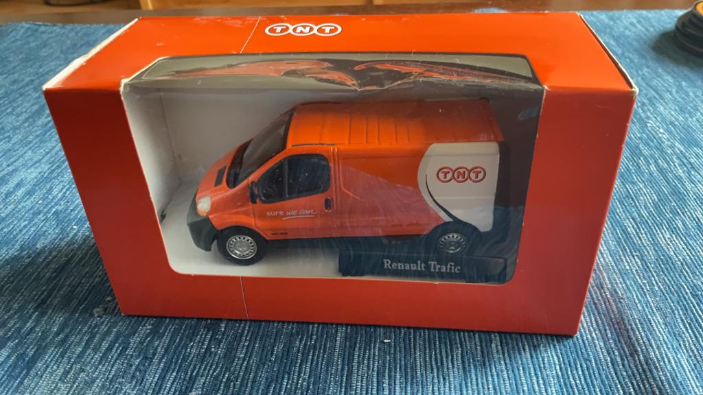 Renault Trafic  schaal 1:43 Nieuw in Doos TNT Ophalen.!!!, Hobby en Vrije tijd, Modelauto's | 1:43, Ophalen, Nieuw, Auto, Overige merken