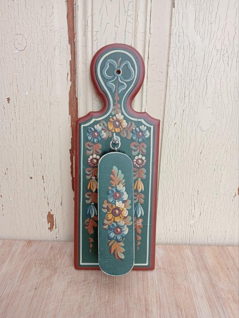 Kleerborstel hanger met Hindeloopen beschildering, Antiek en Kunst, Antiek | Woonaccessoires, Ophalen of Verzenden