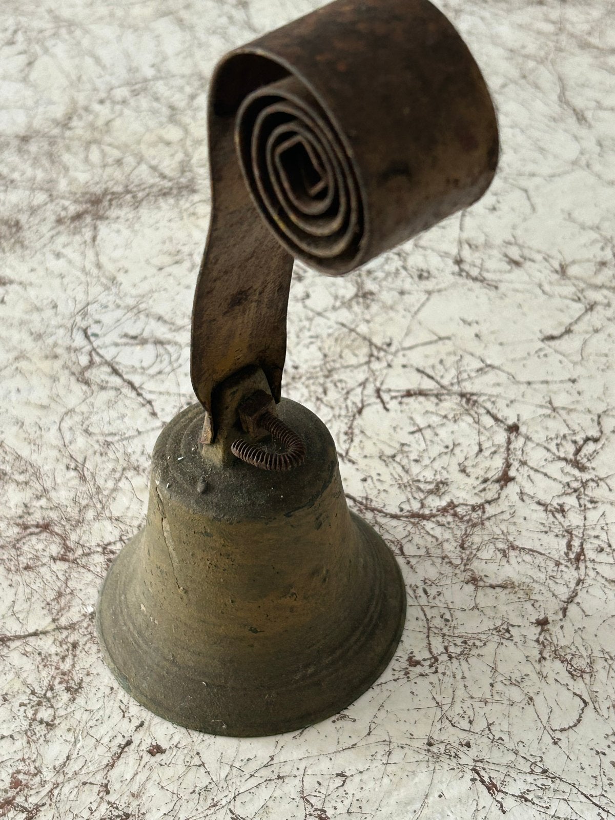 Antieke bronzen bel met ijzeren veer, Ophalen of Verzenden