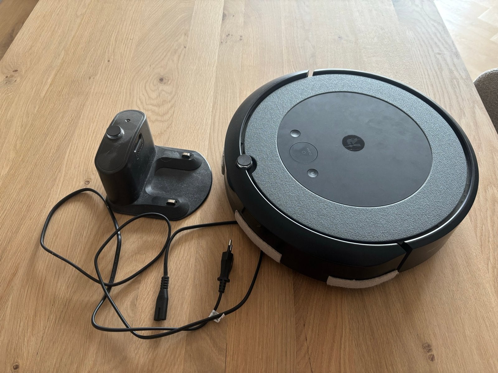 iRobot Roomba i3 Robotstofzuiger met Oplaadstation, Ophalen, Gebruikt, IRobot, Oplaadstation