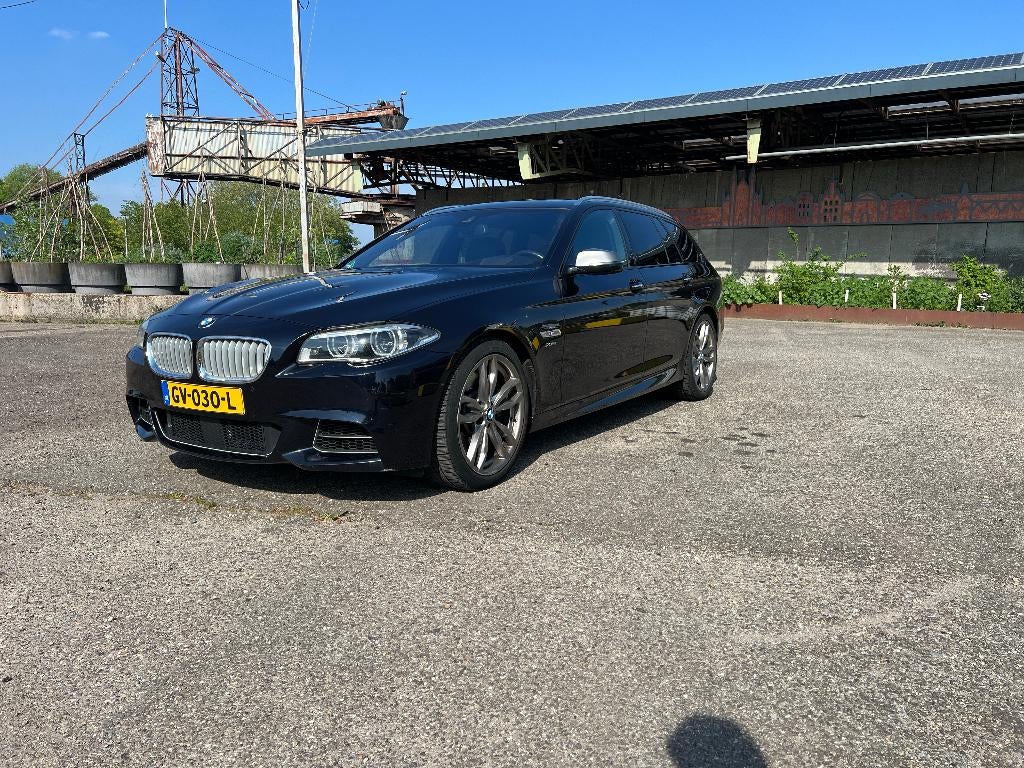 BMW M550d xDrive Touring, Pano, Trekhaak, Goed onderhouden, Automaat, 2993 cc, Zwart, Leder