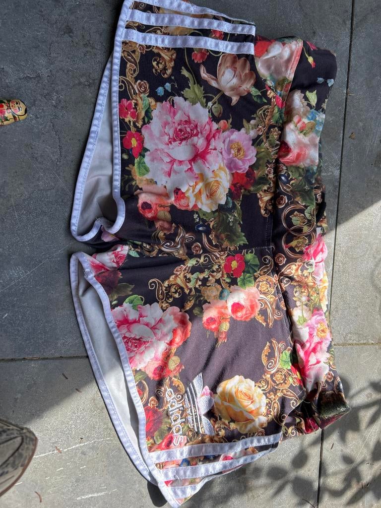 Adidas bloemenprint sportshort  xl, Maat 38/40 (M), Zwart, Ophalen of Verzenden, Fitness of Aerobics