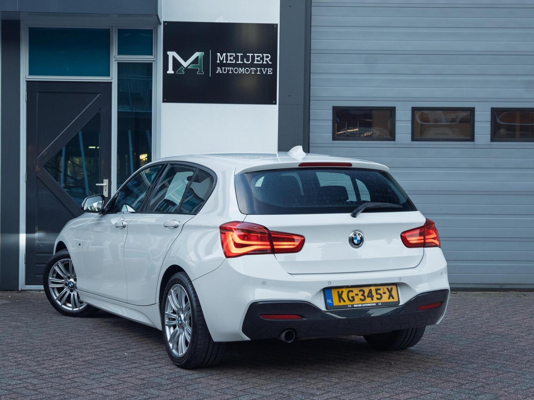 BMW 118i M Sport|LED|M-Sport|Navi|Sportstoelen|Cruise|PDC|NA, Auto's, 1-Serie, Euro 6, Alcantara, Wit