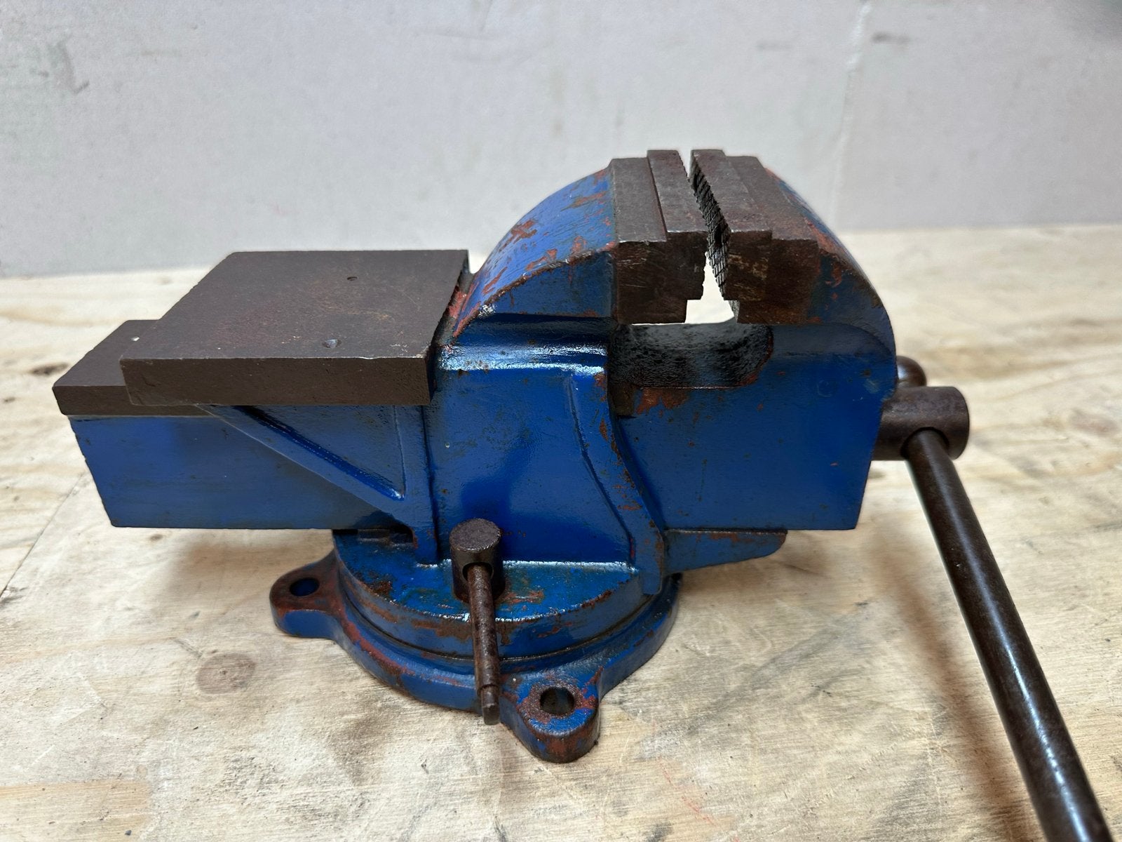 Robuuste bankschroef Draaibaar - Blauw, gebruikt, Doe-het-zelf en Verbouw, Gereedschap | Handgereedschap, Ophalen of Verzenden
