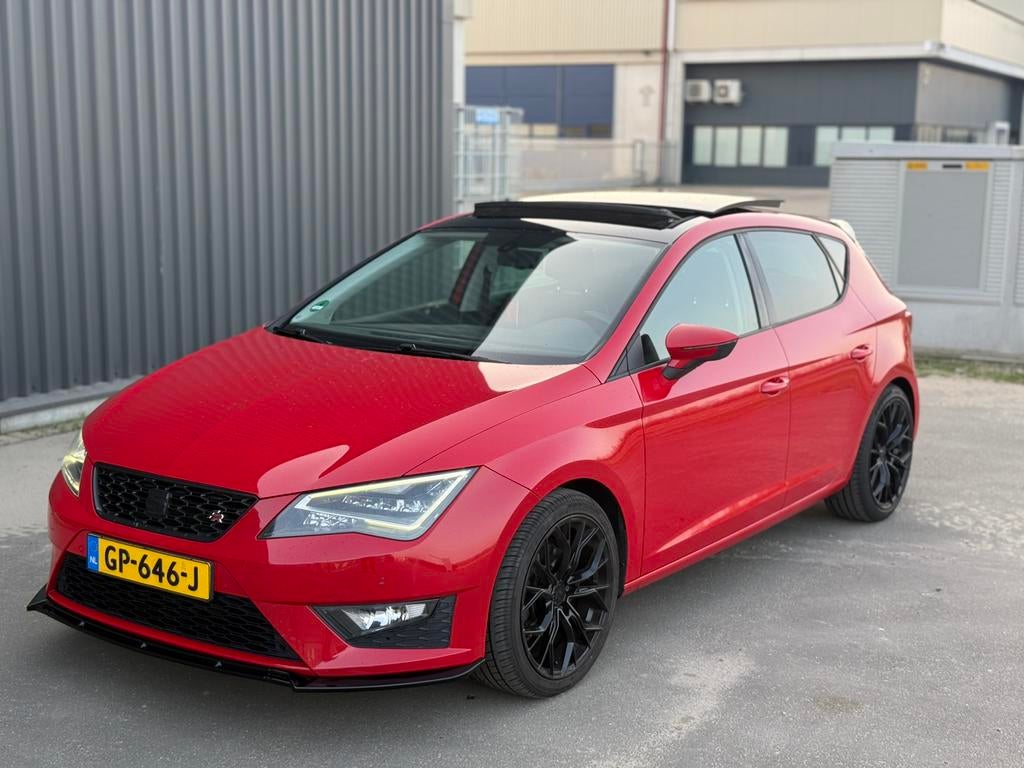 Seat Leon 1.4 TSI ACT FR 180 PK DSG PANO CRUISE APK 04-2027, Zwart, Leon, 49 €/maand, Origineel Nederlands