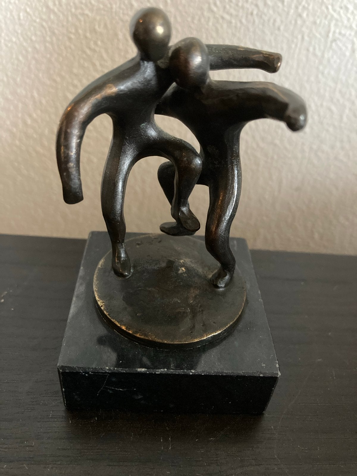 Teamspirit / Dansend Koppel - Gesigneerd Corry Ammerlaan, Antiek en Kunst, Groep mensen, Minder dan 20 cm, Ophalen of Verzenden