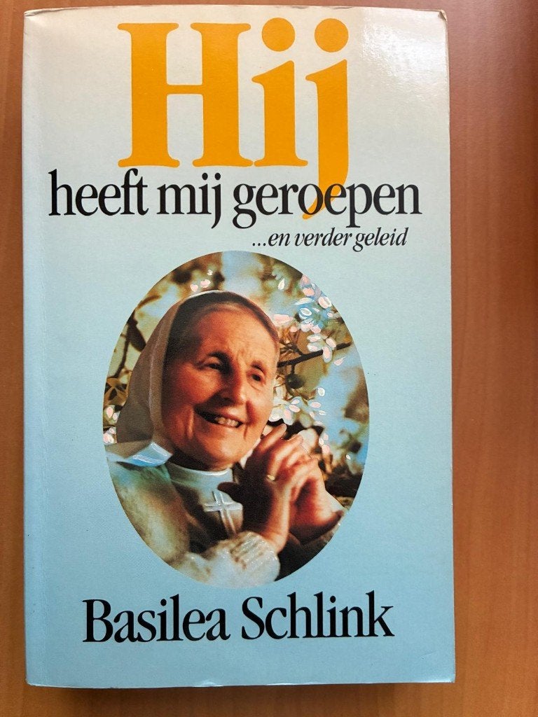 Hij heeft mij geroepen - Basilea Schlink, Basilea Schlink,, Ophalen of Verzenden, Zo goed als nieuw, Christendom | Katholiek