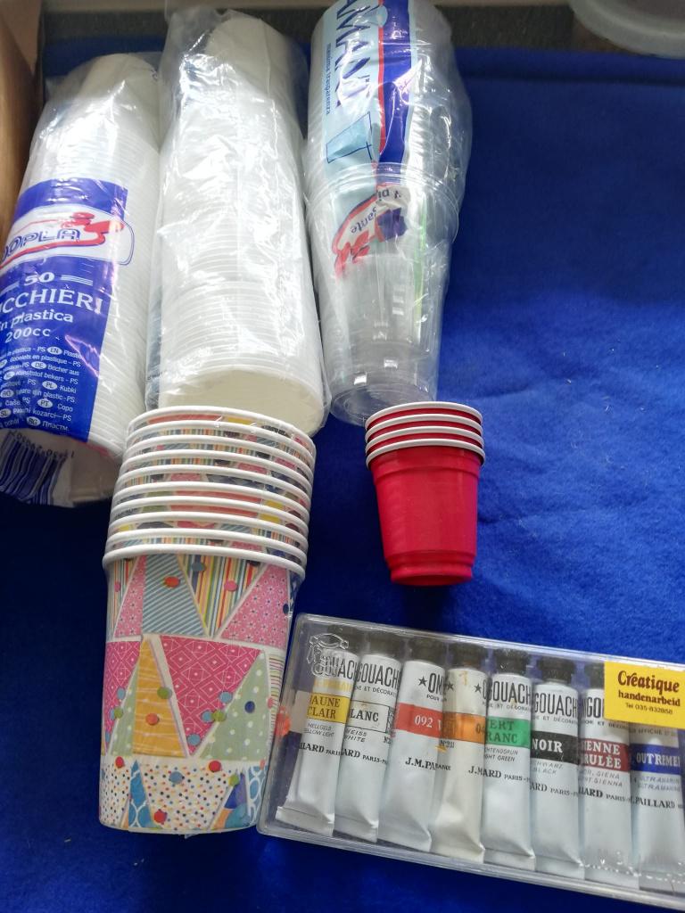 Tubes met verf en mengbekertjes, Ophalen