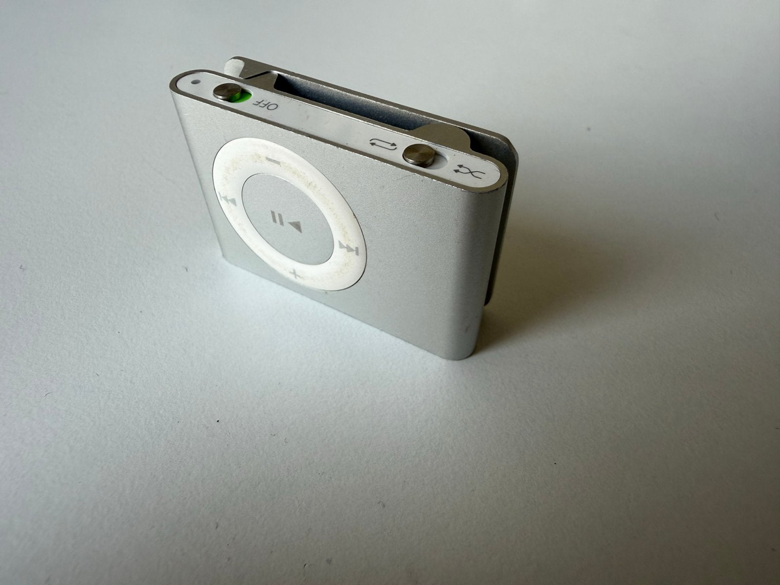 Apple iPod Shuffle 2e generatie met USB-kabel 1GB), Gebruikt, Shuffle, Zilver, Minder dan 2 GB