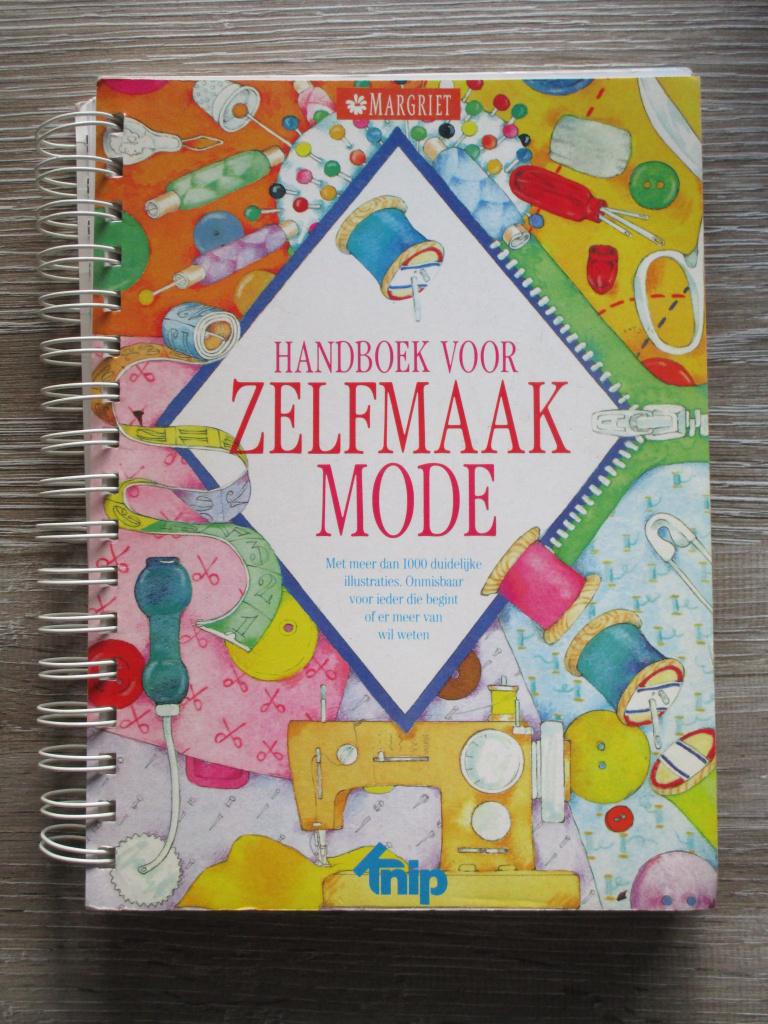 Margriet handboek voor zelfmaak mode, Ophalen of Verzenden, Gelezen, Mode algemeen