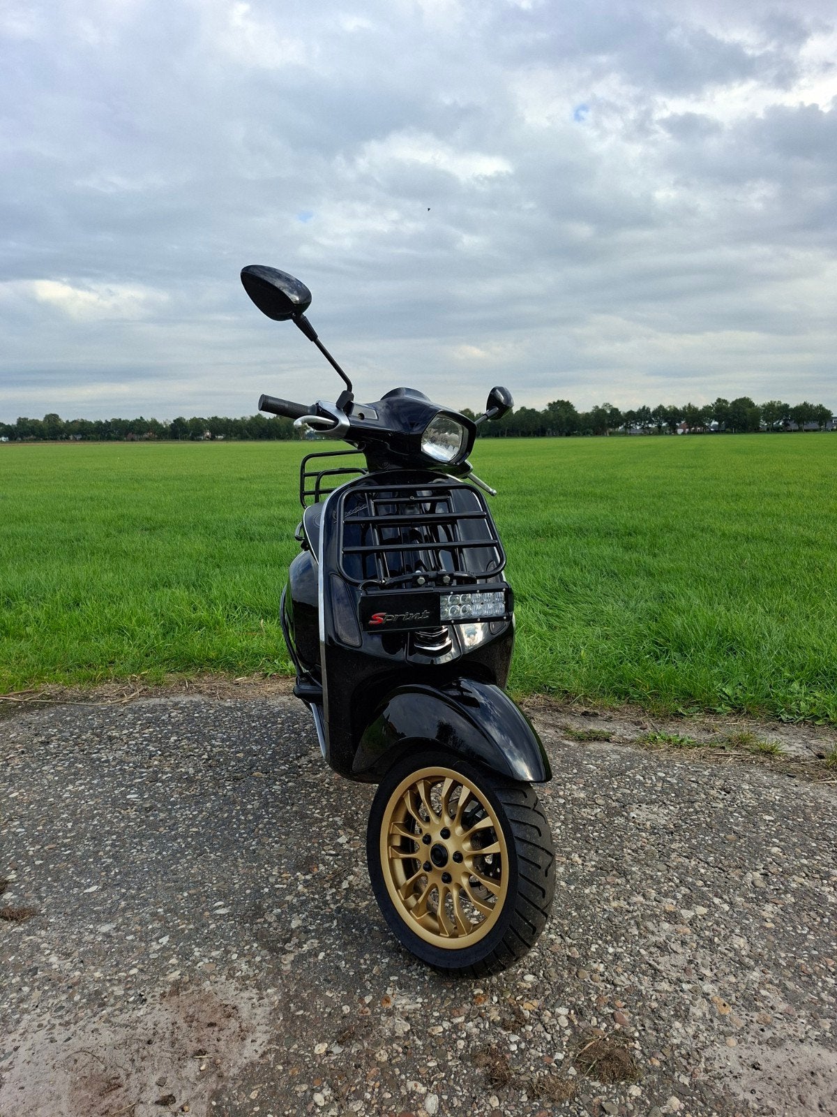 Zwarte Vespa sprint Snor Scooter - Zo goed als nieuw, Ophalen, Overige modellen, Zo goed als nieuw, Benzine