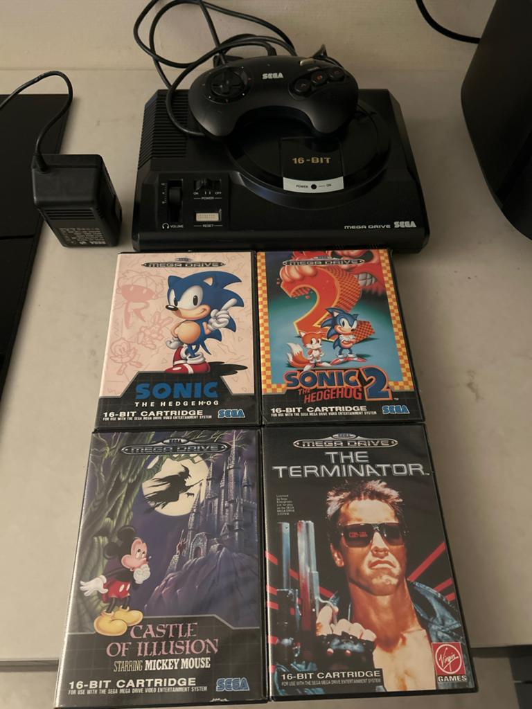 Sega Mega Drive met 4 spellen en 1 controller, Spelcomputers en Games, Spelcomputers | Sega, Mega Drive, Ophalen of Verzenden