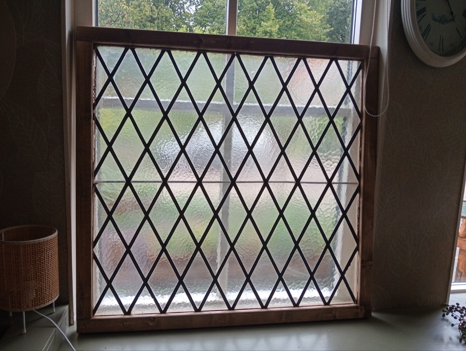 Groot glas in loodraam in ruitmotief, met dik houten kozijn, Ophalen