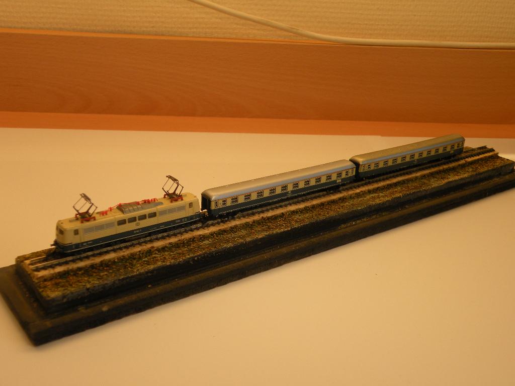 Marklin Z el. locomotief met 2 rijtuigen. €100,-, Ophalen of Verzenden, Zo goed als nieuw, Analoog, Märklin