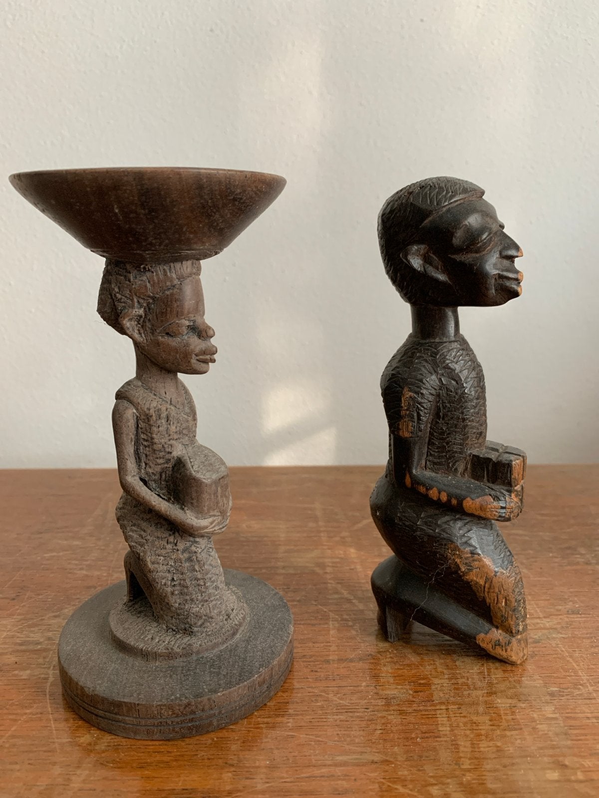 Twee Afrikaanse houten beelden, 16 cm hoog, Antiek en Kunst, Groep mensen, Minder dan 20 cm, Ophalen of Verzenden, Handgemaakt