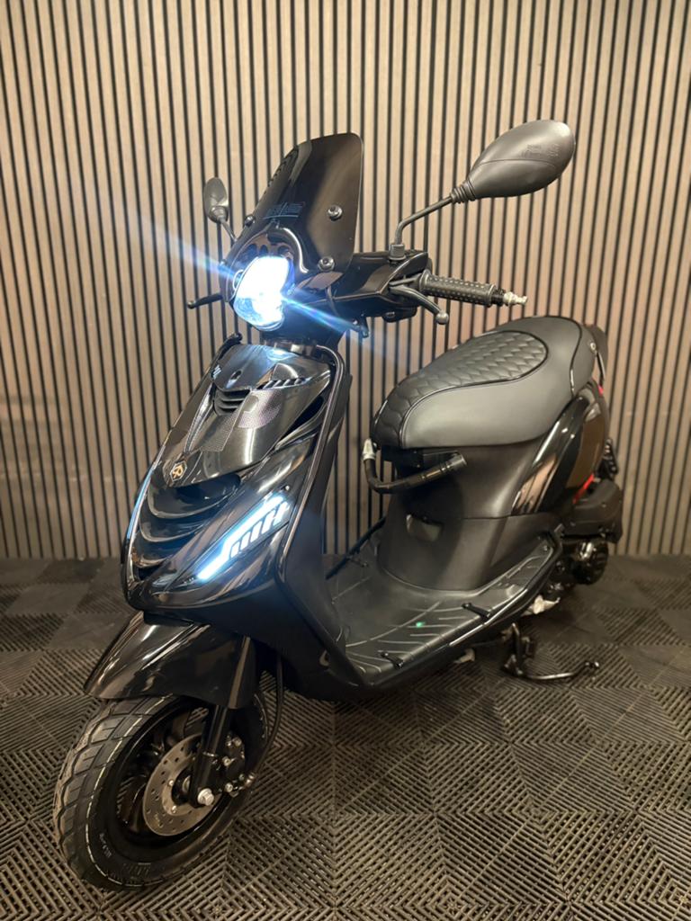 PIAGGIO ZIP 4T 3V BROM 2023 FULL OPTION GLANS ZWART, Fietsen en Brommers, Scooters | Piaggio, Zo goed als nieuw, Zip, Maximaal 45 km/u