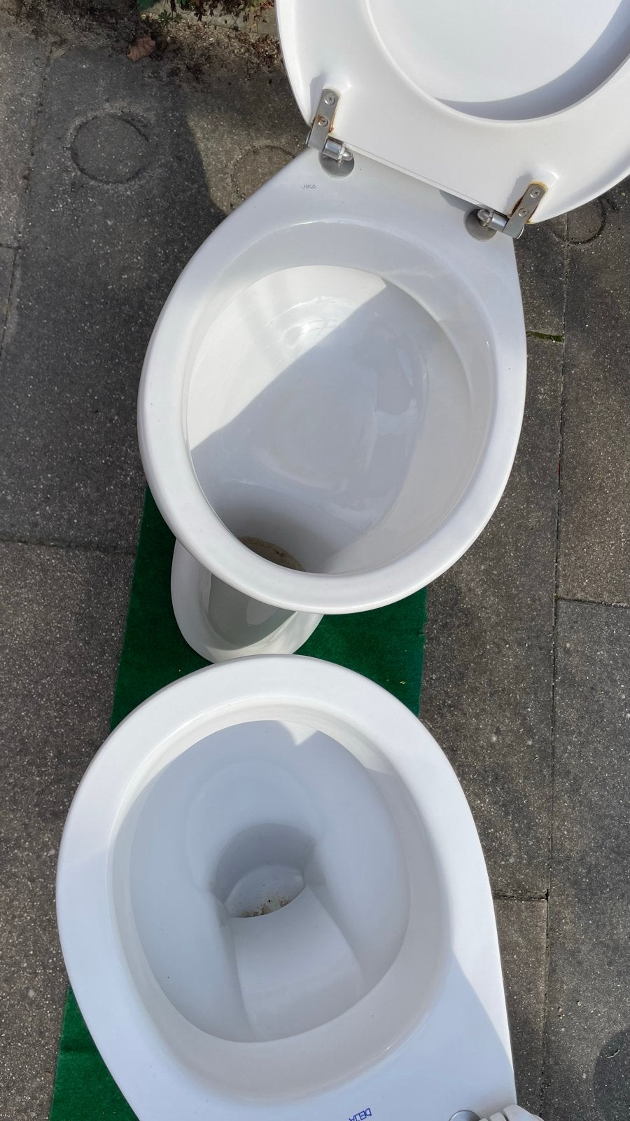Twee gebruikte toiletten met stortbak en aansluitmateriaal, Ophalen, Gebruikt, Steen, Toilet
