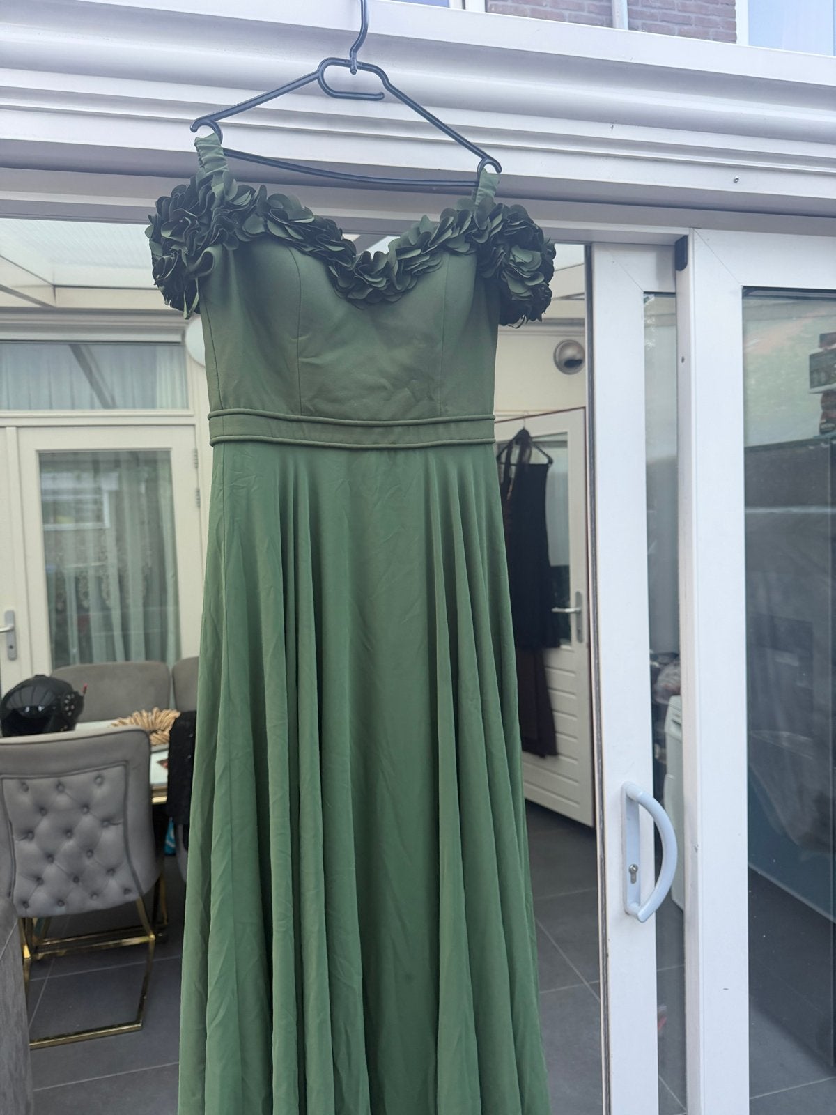 Elegante olijfgroene avondjurk met bloemendetails, Kleding | Dames, Jurken, Maat 38/40 (M), Ophalen of Verzenden, Zo goed als nieuw