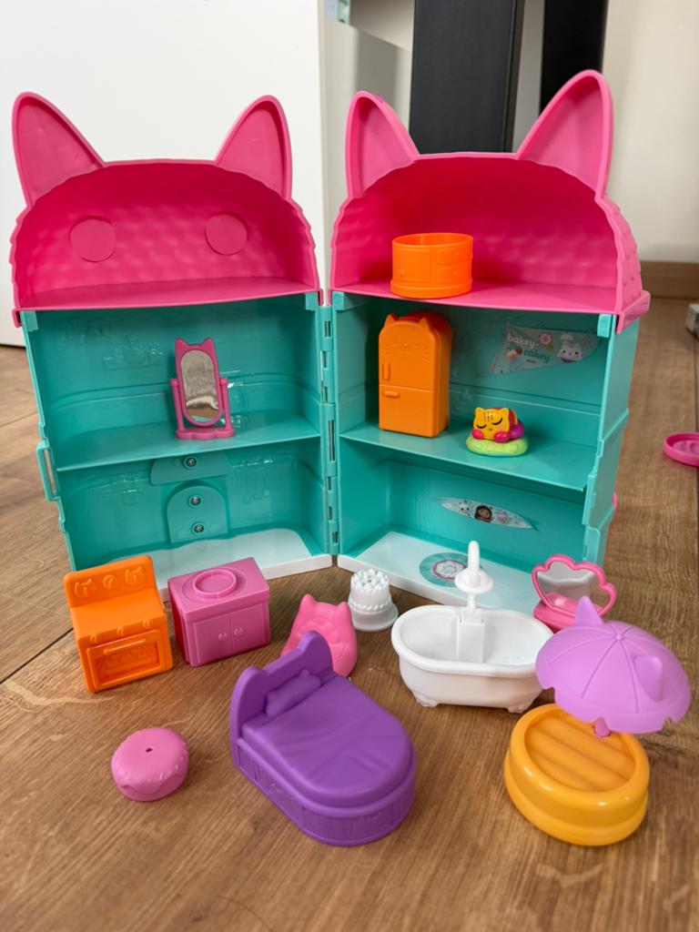 Gabby’s poppenhuis (klein) en Cakey cat’s Bakery, Ophalen, Zo goed als nieuw, Meisje