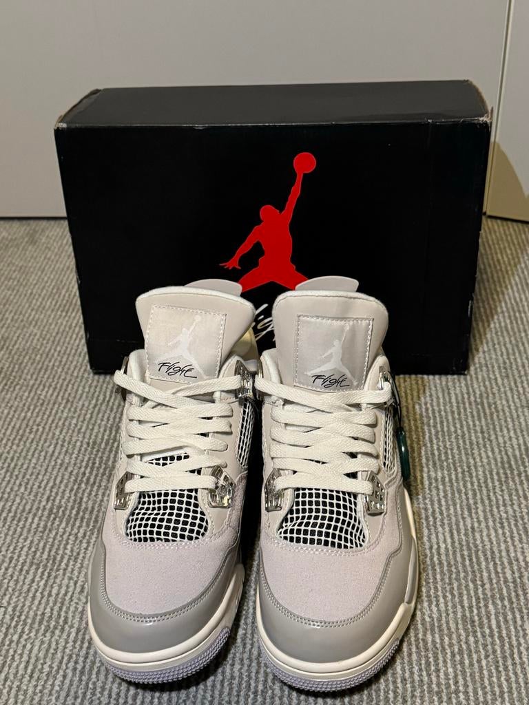 Air Jordan 4 Retro “Frozen Moments” - Nieuw, StockX, Nieuw, Ophalen of Verzenden, Sneakers of Gympen, Grijs