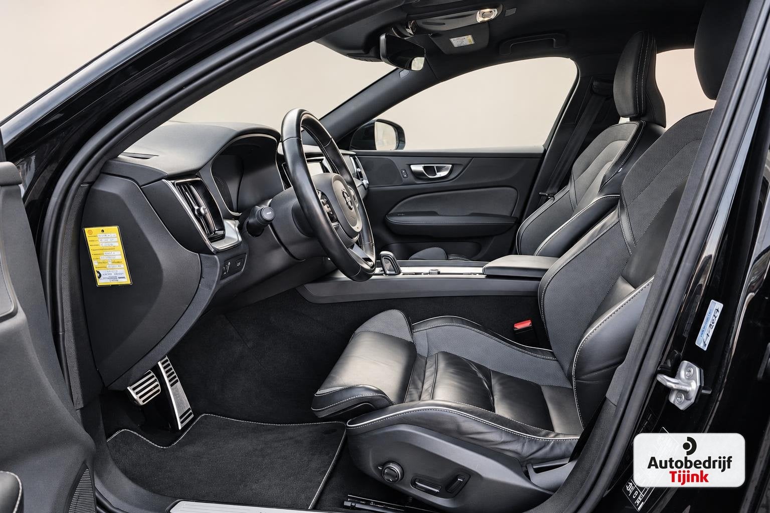 Volvo V60 2.0 B3 R-Design | LED | Trekhaak | Elek bestuurder, 4 cilinders, Zwart, Hybride Elektrisch/Benzine, 177 pk