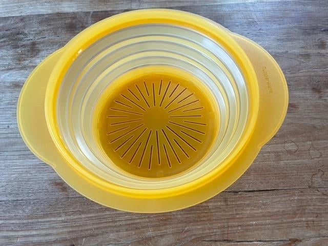 Tupperware Mini-max vergiet rond, Huis en Inrichting, Keuken | Tupperware, Zo goed als nieuw, Overige typen, Geel, Ophalen of Verzenden