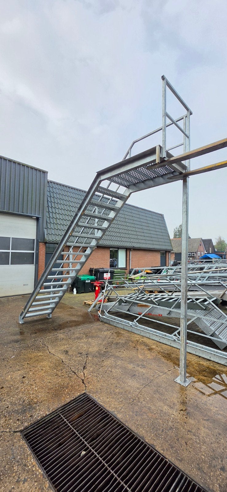 stalen trap met bordes gegalv. hoog 3,5mtr. nor160, Ophalen of Verzenden, 2 tot 4 meter