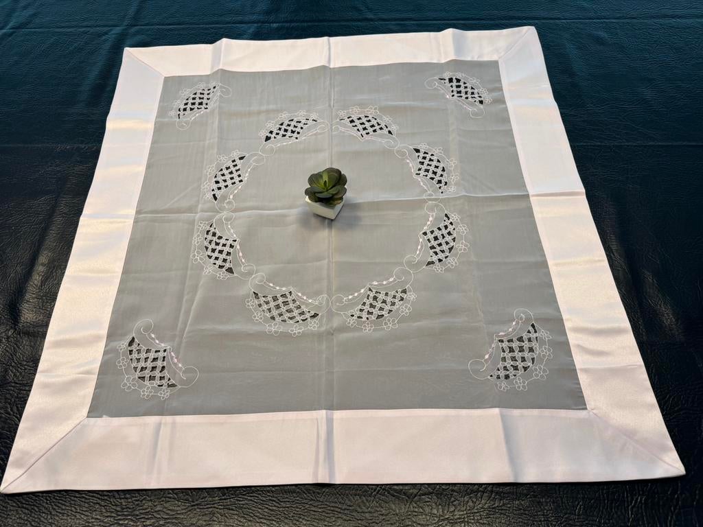 Nieuw tafelkleed lila doorzichtig pasen + gratis kunstplant, Ophalen of Verzenden, Nieuw, Vierkant, Binnen