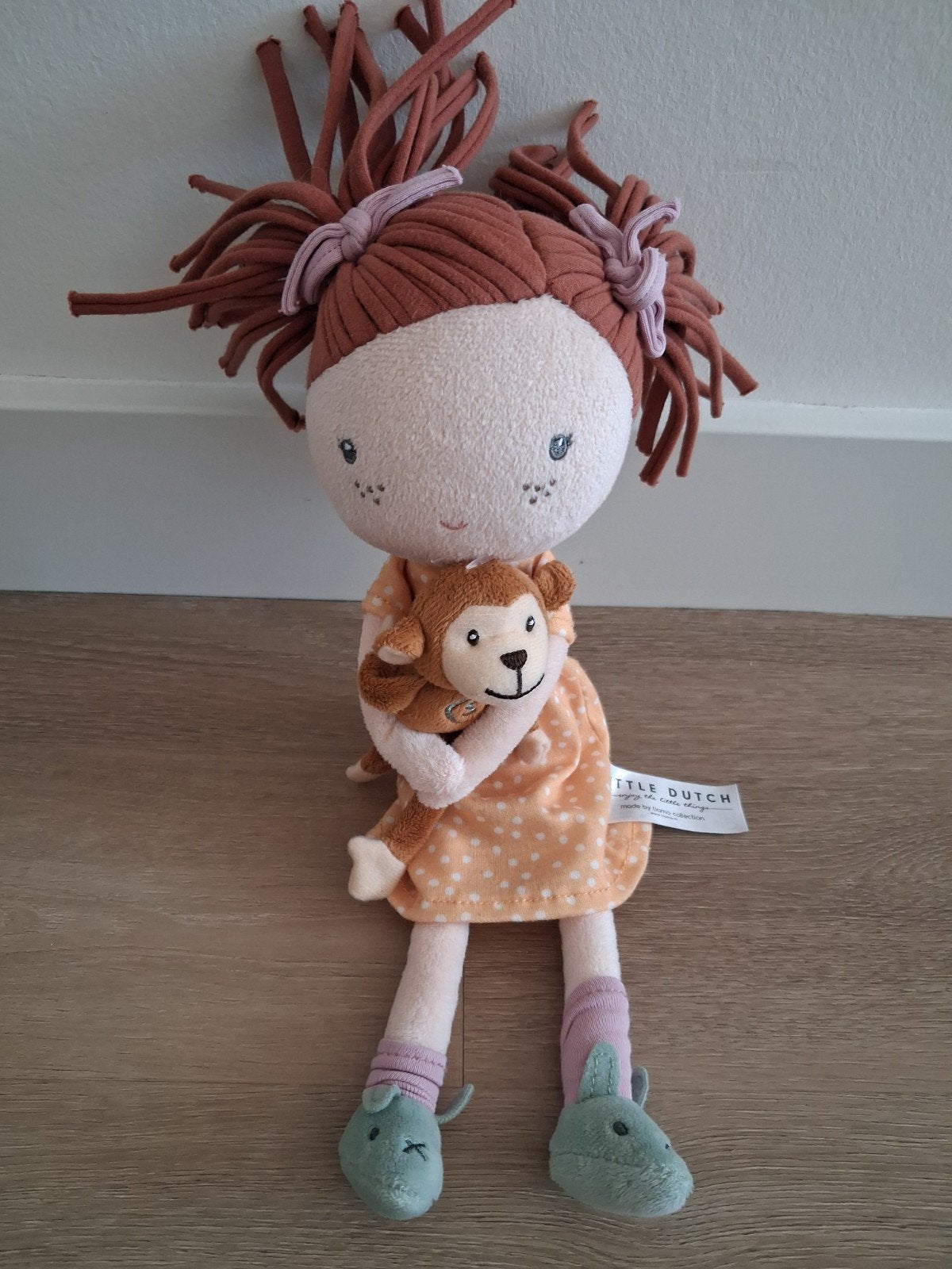 Knuffel pop Sophia met aapje gele jurk L1387, Ophalen of Verzenden, Zo goed als nieuw, Overige typen