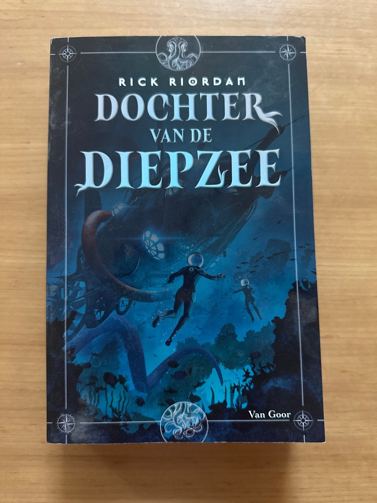 Dochter van de Diepzee - Rick Riordan (Zo goed als nieuw), Ophalen of Verzenden, Zo goed als nieuw, Fictie