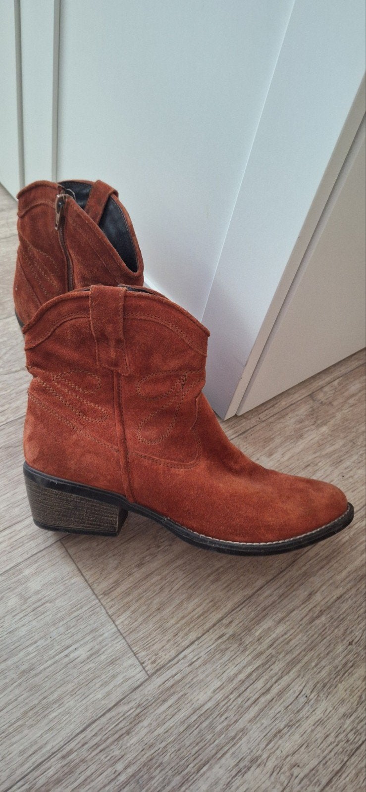 Suede enkellaarsjes, Hot Ice, brique, 40, zgan, Kleding | Dames, Verzenden, Lage of Enkellaarzen, Zo goed als nieuw, Hot Ice