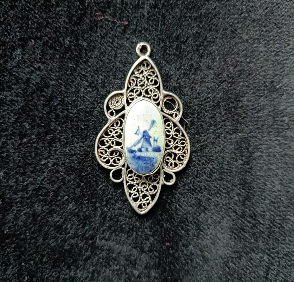 Zilveren hanger met Delfts blauwe molen, jaren '20, Gebruikt, Overige voorstellingen, Ophalen of Verzenden, Zilver