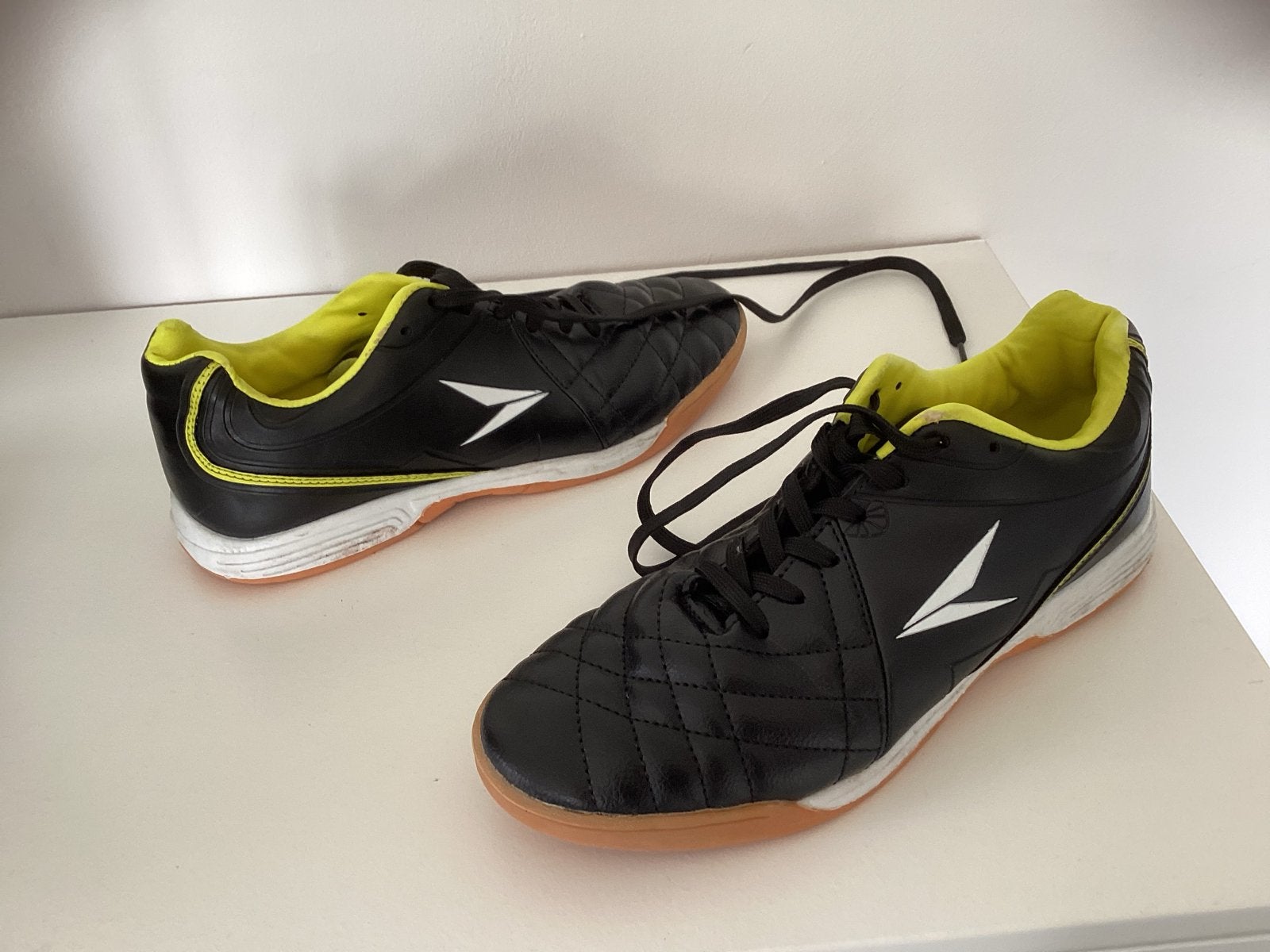 Zaalvoetbal Schoenen Maat 40 - Zwart/Geel, Sport en Fitness, Ophalen of Verzenden, Gebruikt, Schoenen