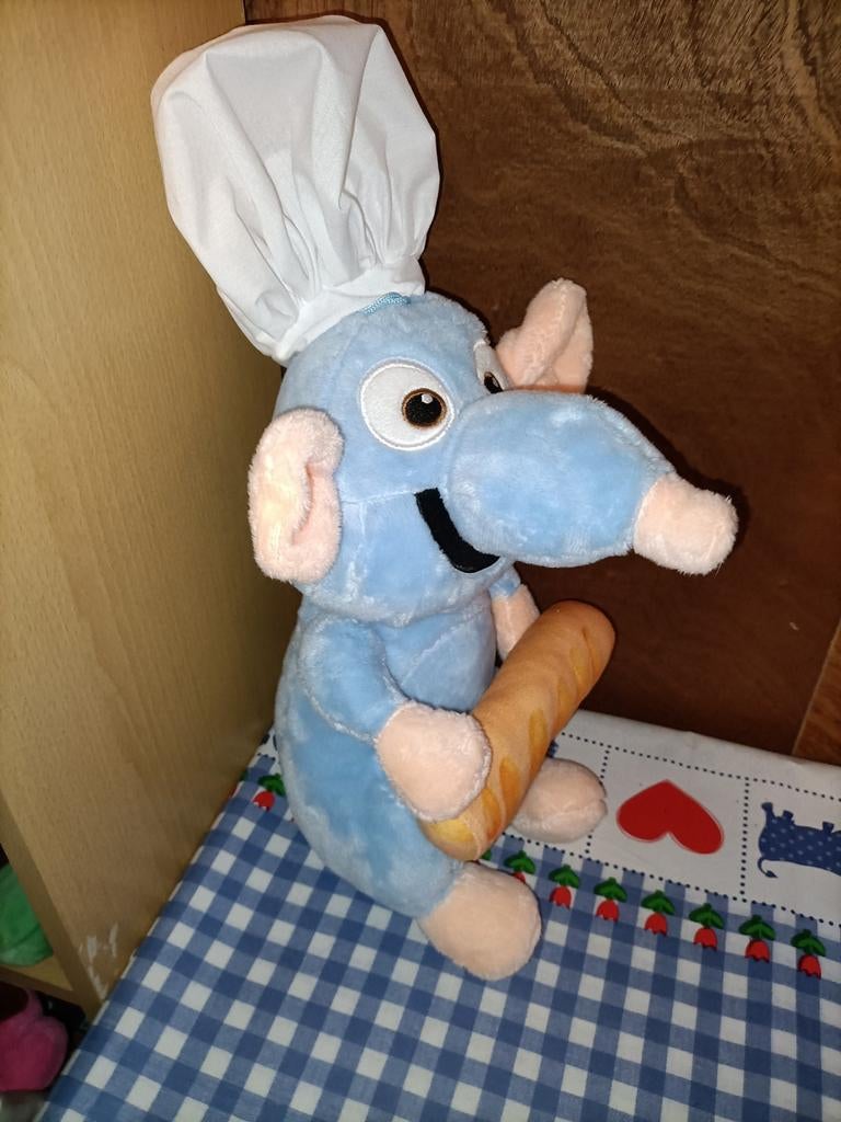 Ratatouille knuffel met stokbrood 30 cm met koksmuts kok, Kinderen en Baby's, Speelgoed | Knuffels en Pluche, Ophalen of Verzenden