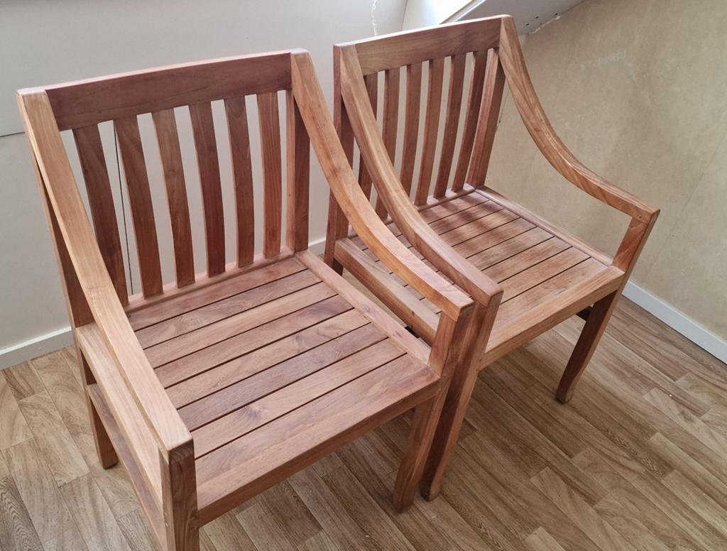 Twee stevige houten stoelen, Ophalen, Bruin, Hout, Twee