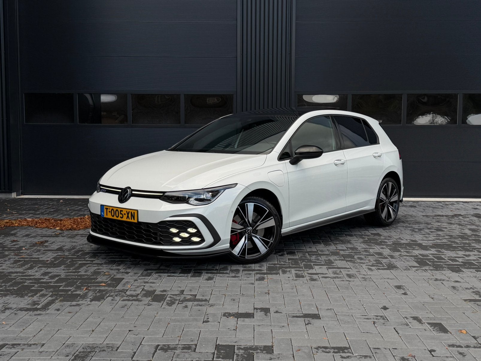 Volkswagen Golf 1.4 GTE/Pano/Akra/IQ/ACC/Camera/stuurVW/18”/, Auto's, Zwart, 4 cilinders, Alcantara, Wit