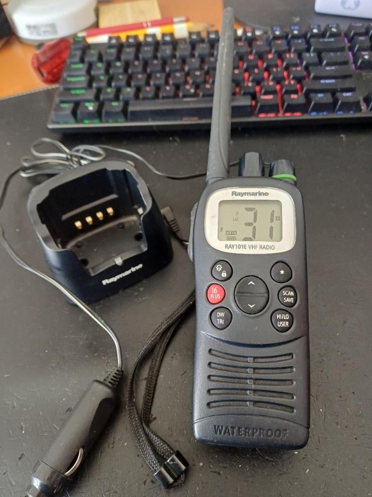 Raymarine 101 E handheld marifoon VHF radio, Watersport en Boten, Navigatiemiddelen en Scheepselektronica, Zo goed als nieuw, Communicatie