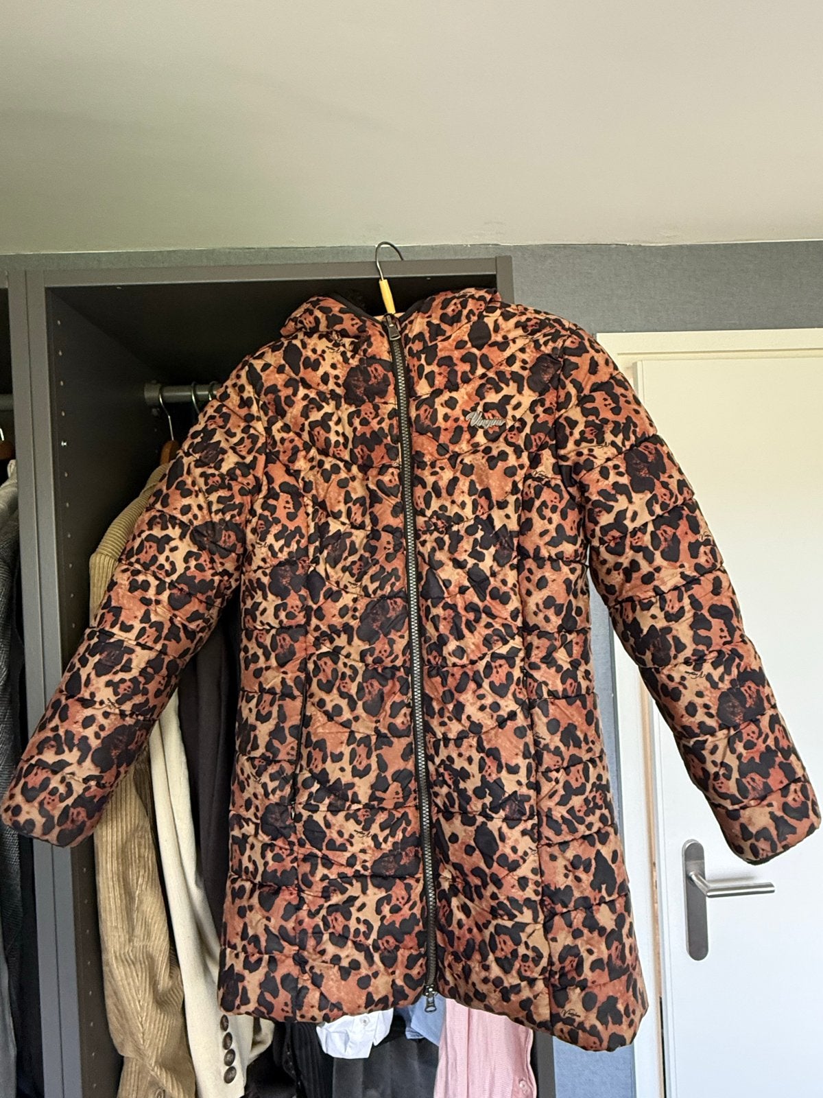 Vingino winterjas met luipaardprint, maat 140, Kinderen en Baby's, Kinderkleding | Maat 140, Ophalen of Verzenden, Zo goed als nieuw