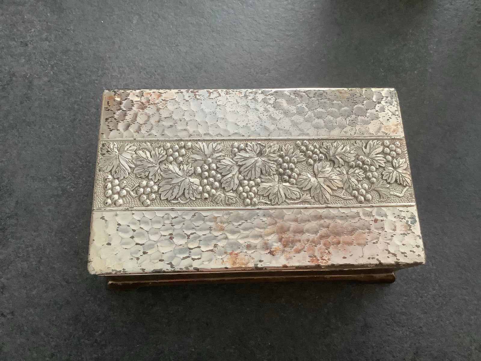 Antieke zilverkleurige doos met druivenmotief, Ophalen of Verzenden
