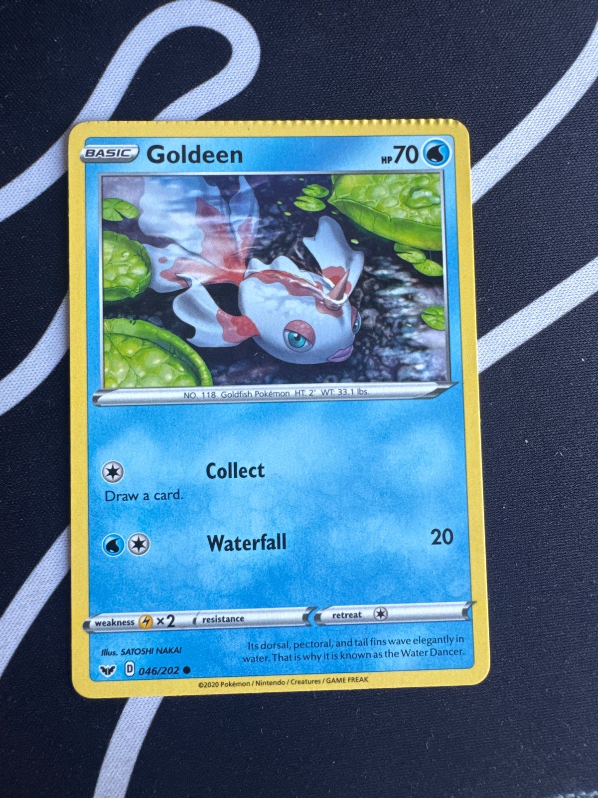 Goldeen 2020 Pokémon kaart met crimp error, Ophalen of Verzenden, Gebruikt, Losse kaart