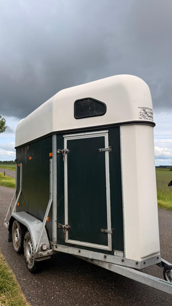 Tekoop Hotra 1,5 paardstrailer met camera (B-rijbewijs), Dieren en Toebehoren, Paarden en Pony's | Trailers en Aanhangwagens, Gebruikt