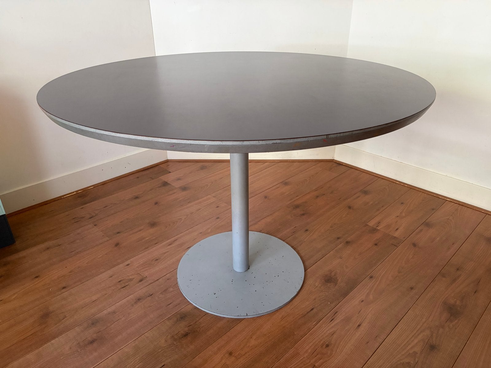 Ronde tafel, antracietgrijs met stalen poot, Huis en Inrichting, Tafels | Salontafels, Ophalen, Gebruikt, 100 tot 150 cm, Rond
