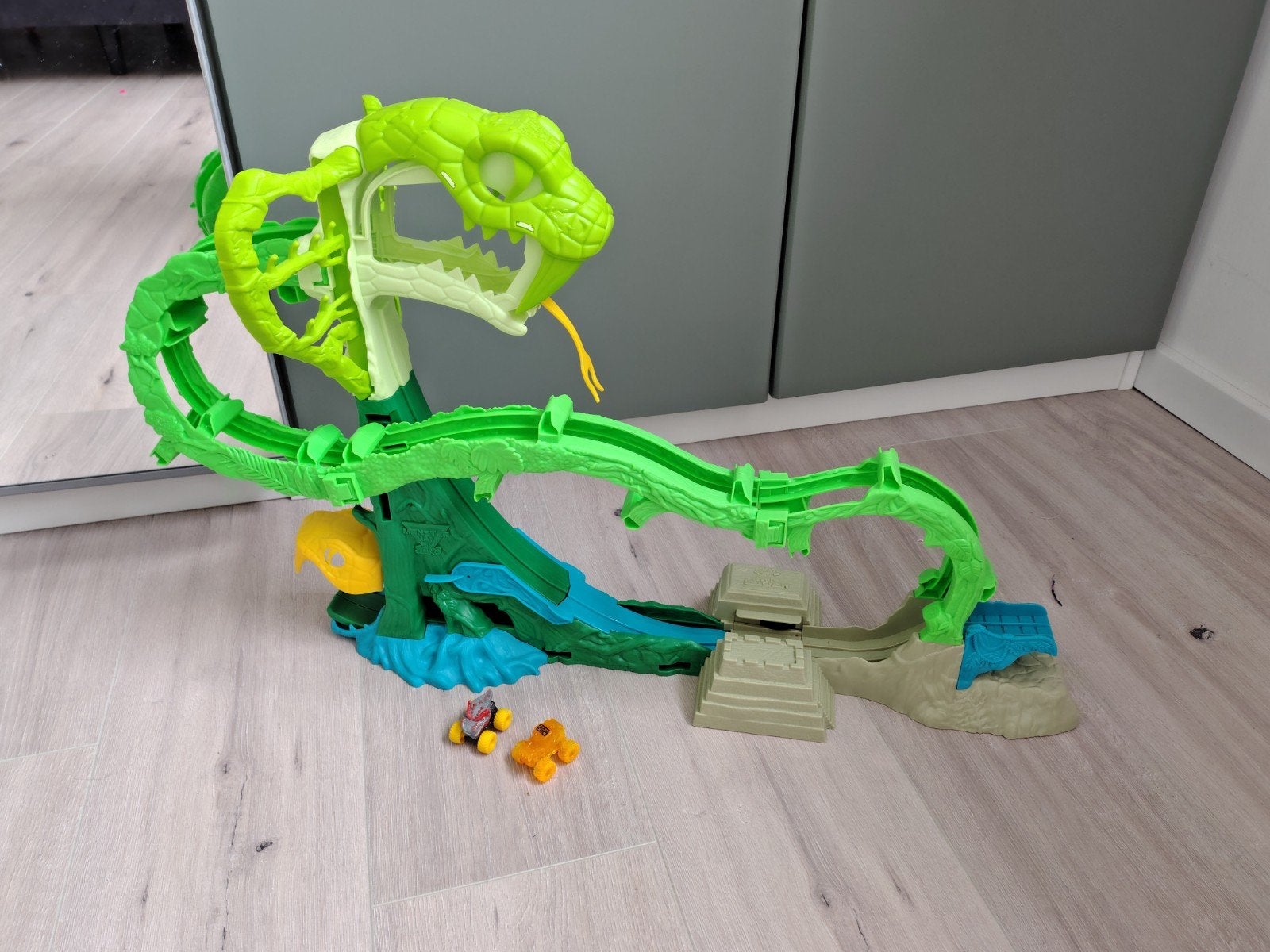 Monster Truck Racebaan met Lanceerder en 2 Trucks, Kinderen en Baby's, Overige merken, Ophalen of Verzenden, Elektrisch, Racebaan