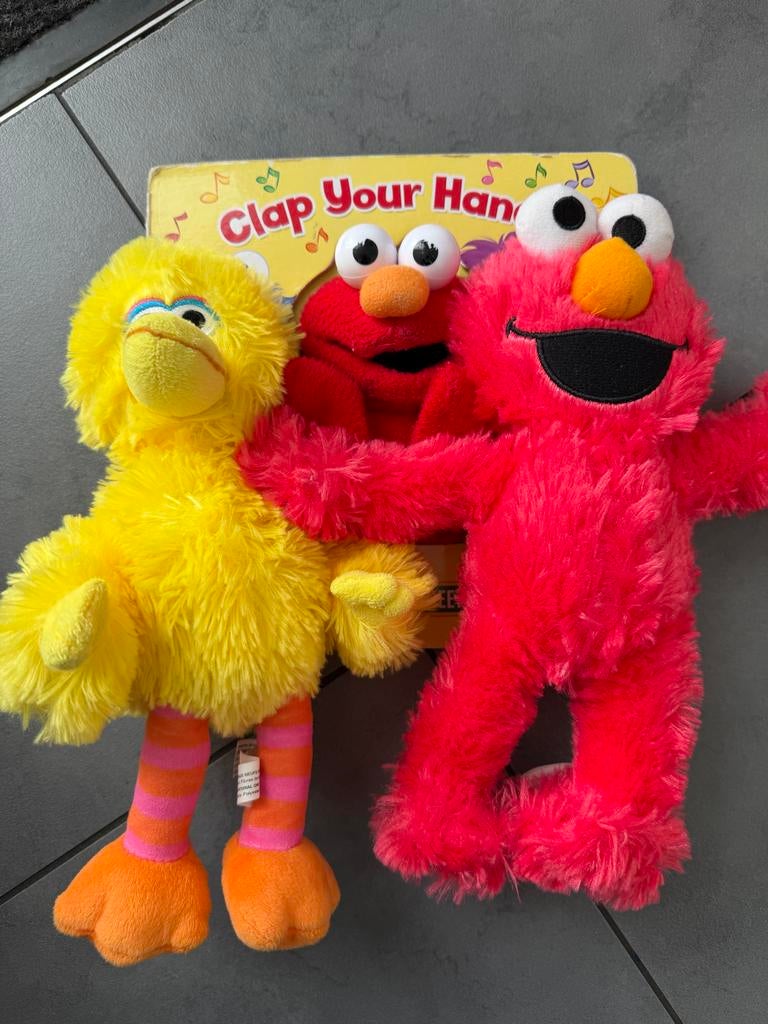 Sesamstraat knuffels: Elmo, en Pino met boek, Kinderen en Baby's, Speelgoed | Knuffels en Pluche, Overige merken, Overige karakters